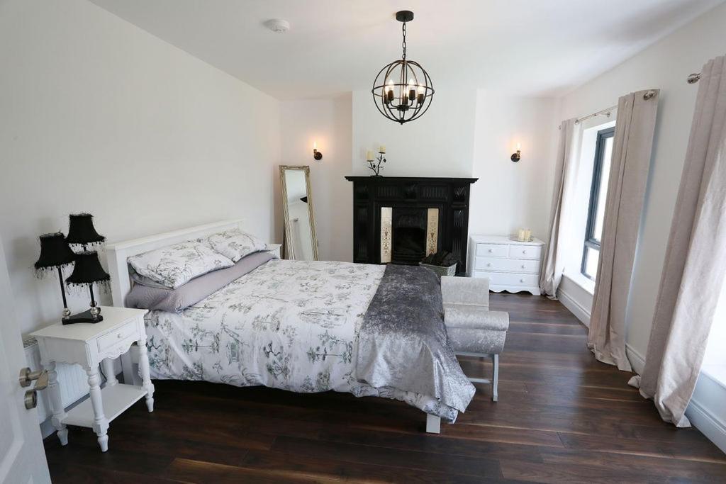 Luxury 6 Bedroom Spiddal Villa, Jacuzzi, Balcony * Galway