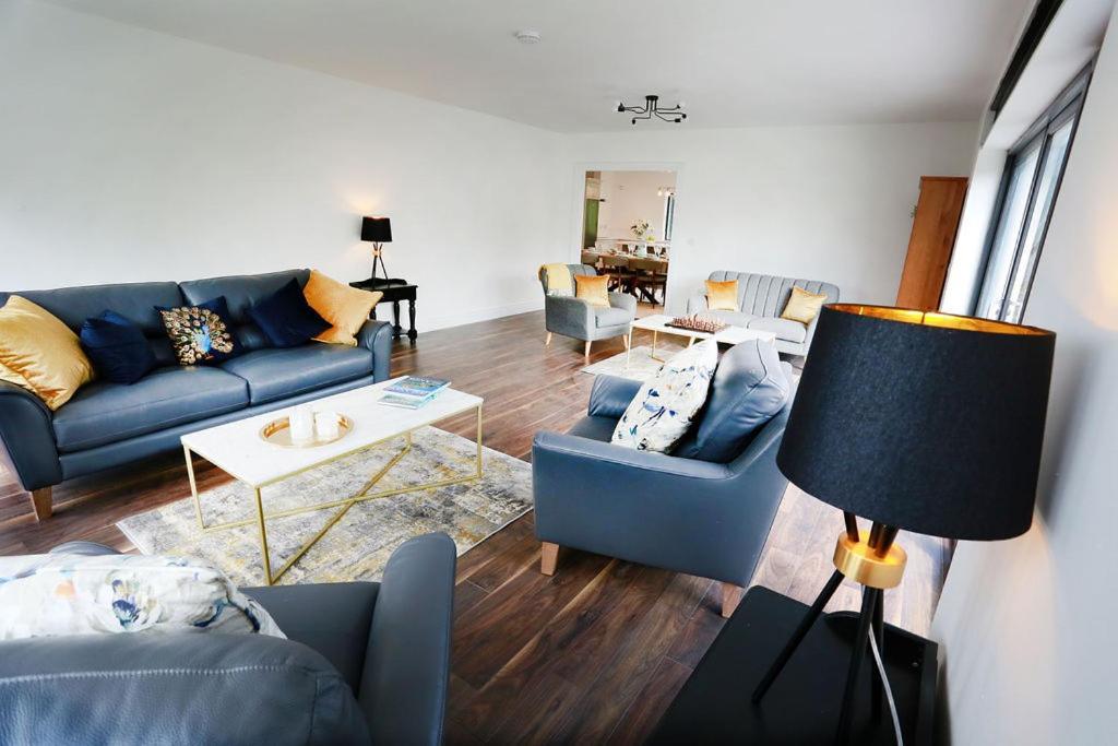 Luxury 6 Bedroom Spiddal Villa, Jacuzzi, Balcony Villa Galway