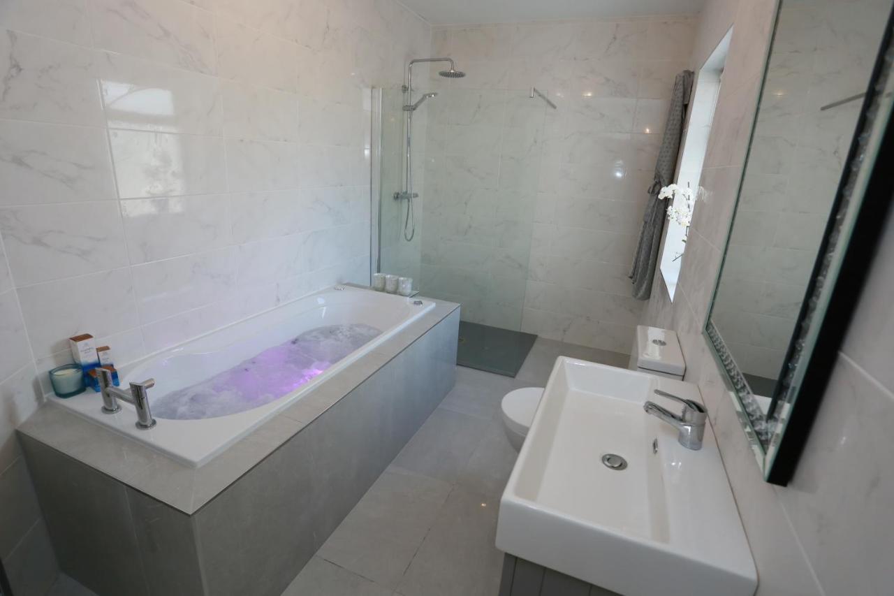 Luxury 6 Bedroom Spiddal Villa, Jacuzzi, Balcony Villa Galway