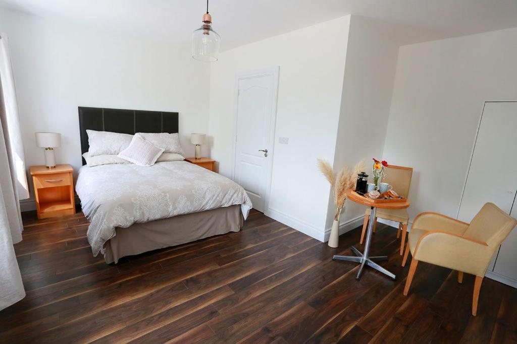 Luxury 6 Bedroom Spiddal Villa, Jacuzzi, Balcony Villa *