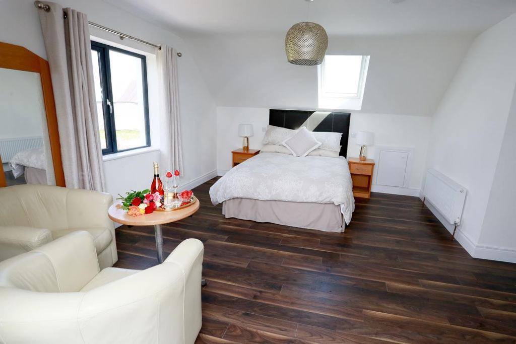Luxury 6 Bedroom Spiddal Villa, Jacuzzi, Balcony * Galway