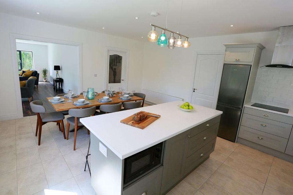 Villa Luxury 6 Bedroom Spiddal Villa, Jacuzzi, Balcony *