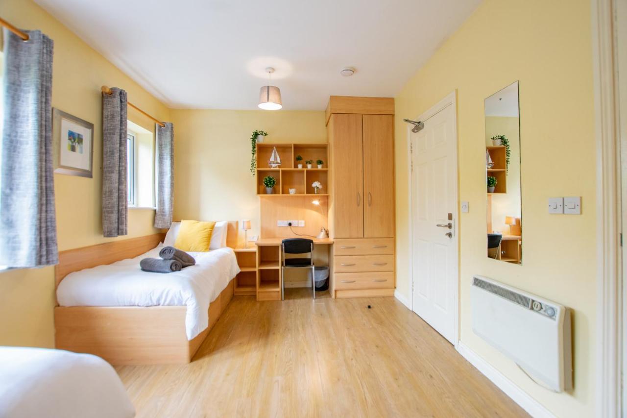 87 - 4 Bedroom Townhouse With Parking