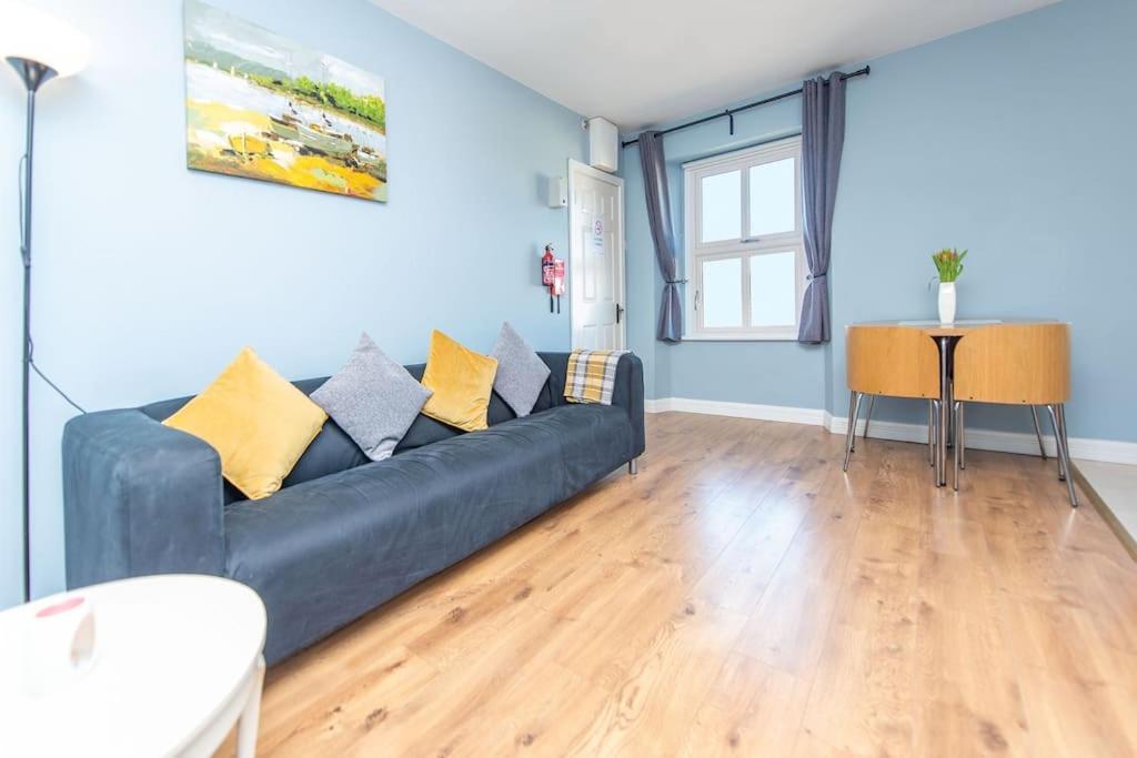 Clonbur House - Two Bedroom Village Apartment
