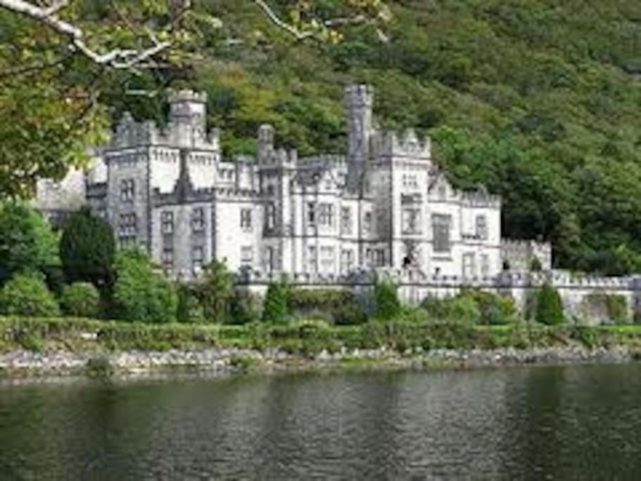 Clonbur House - Two Bedroom Village Apartment