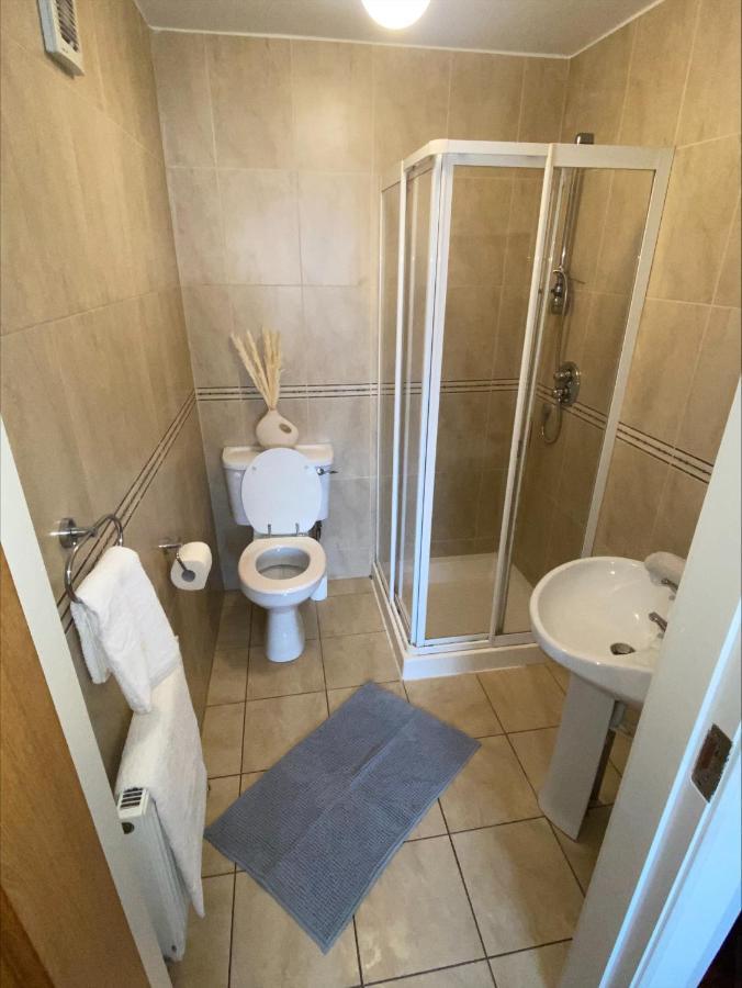 Cosy 4 Bedroom House With Rear Garden Patio Holiday home *
