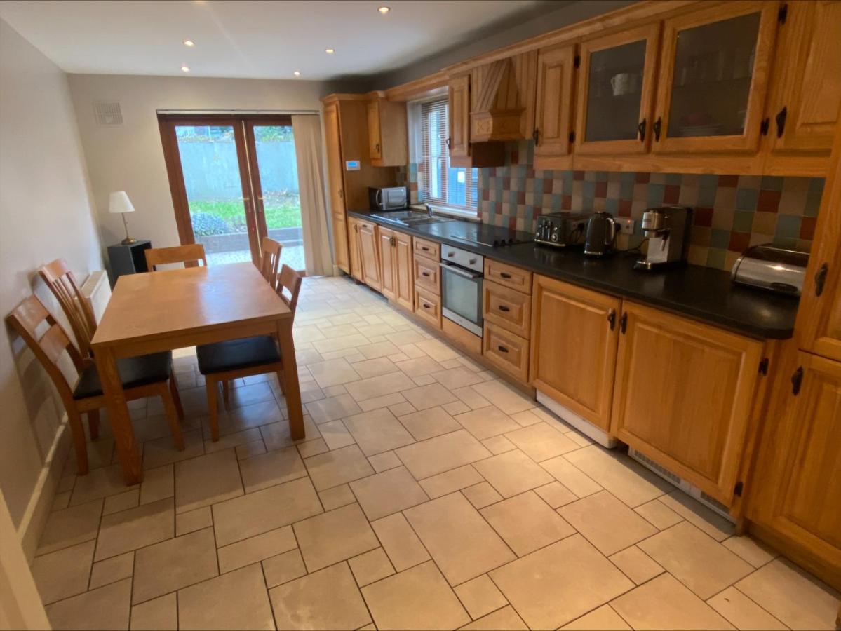 Holiday home Cosy 4 Bedroom House With Rear Garden Patio *