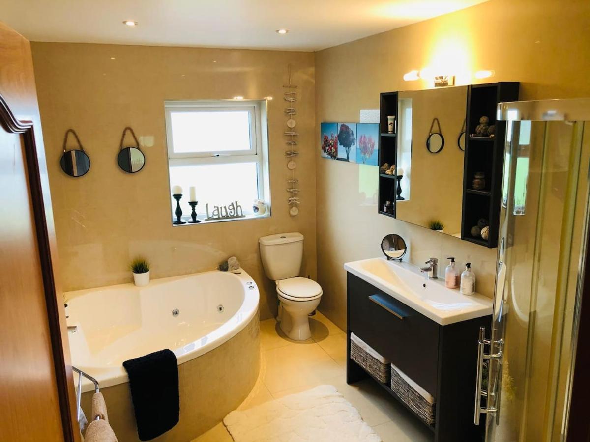 Connemara. 3 Bedroom, 8 Bed,