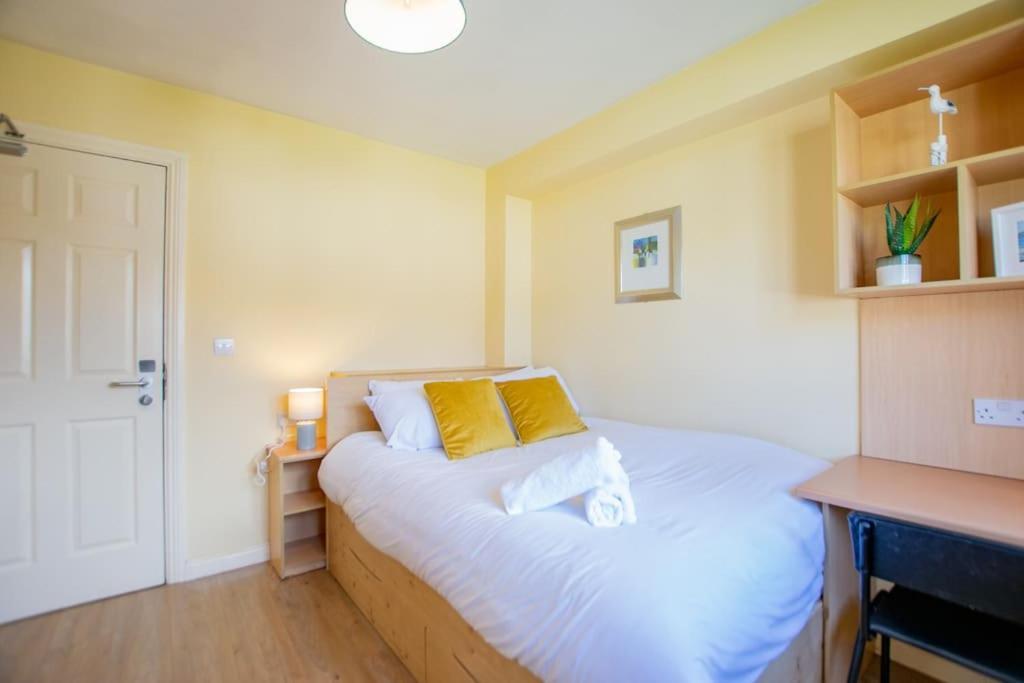 Holiday home 74 - 4 Bed Townhouse With Parking By Shortstays Galway