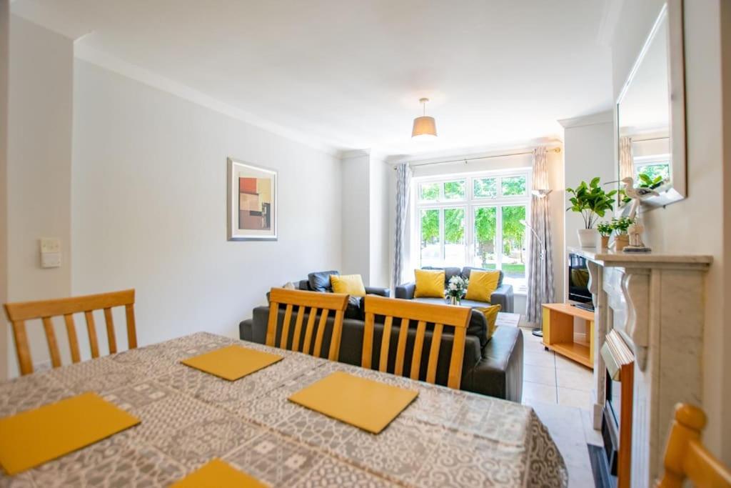 74 - 4 Bed Townhouse With Parking By Shortstays Galway