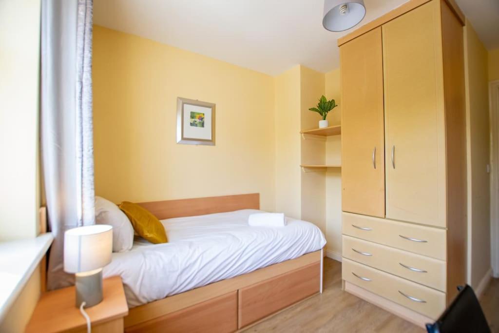 Holiday home 71 - Spacious Townhouse With Parking By Shortstays *