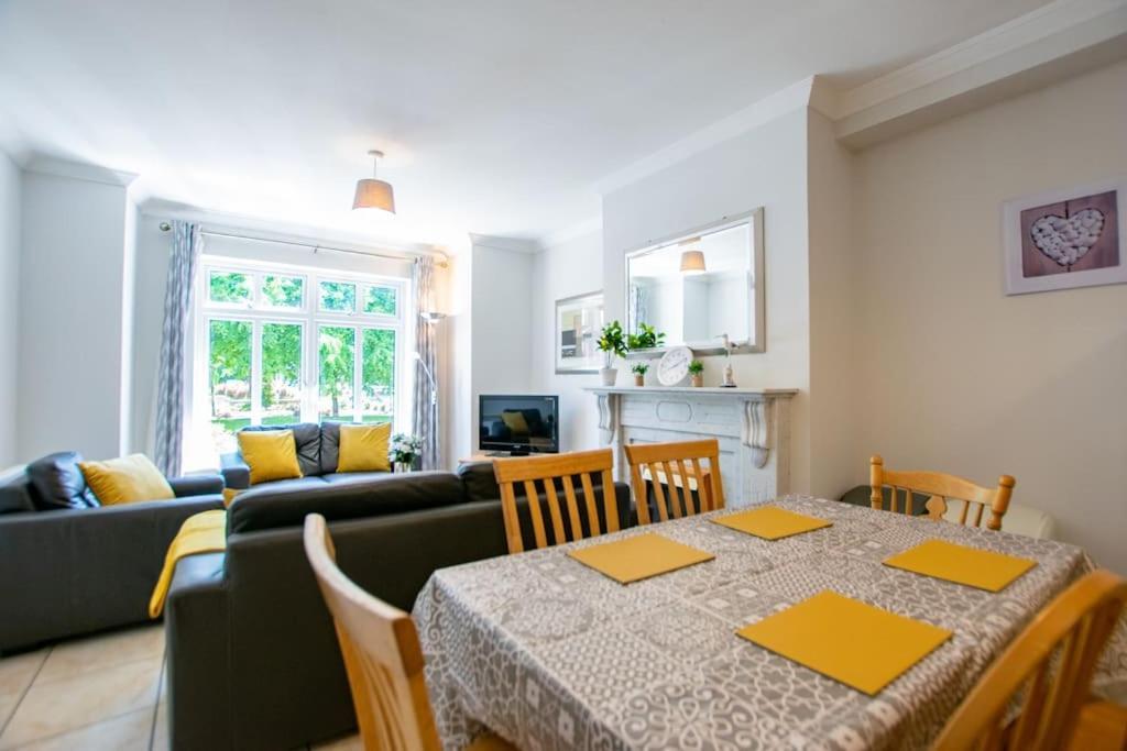 Holiday home 71 - Spacious Townhouse With Parking By Shortstays Galway