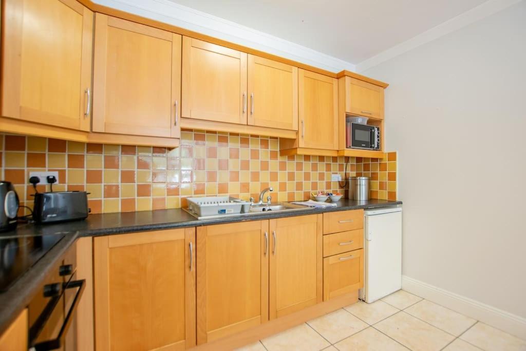 71 - Spacious Townhouse With Parking By Shortstays *