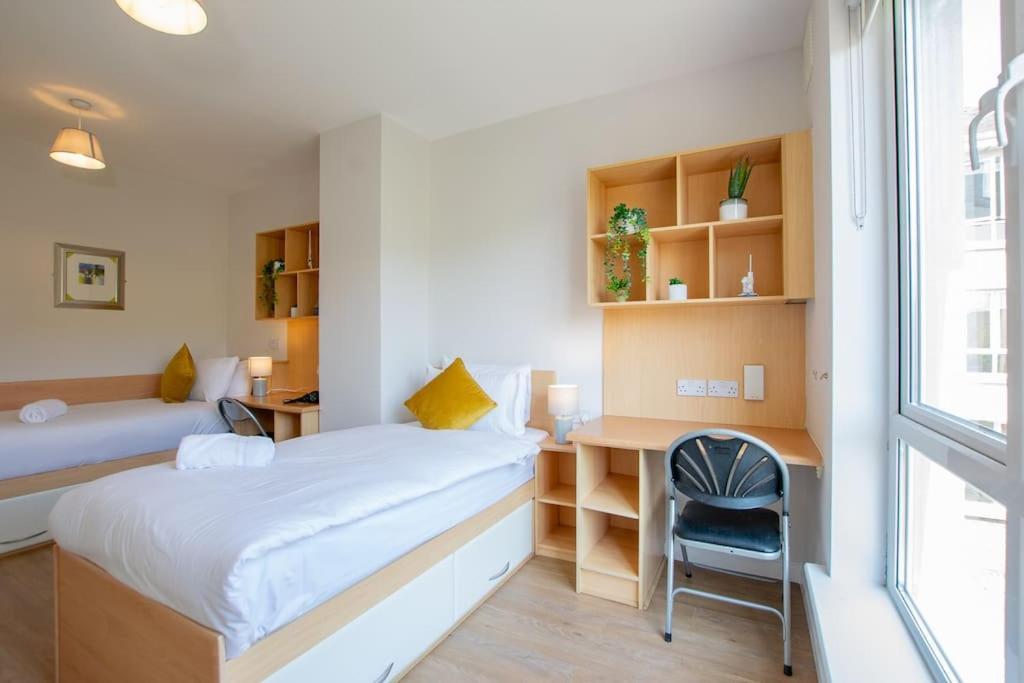 71 - Spacious Townhouse With Parking By Shortstays Holiday home *