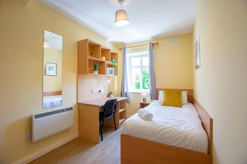 74 - 4 Bed Townhouse With Parking By Shortstays Galway