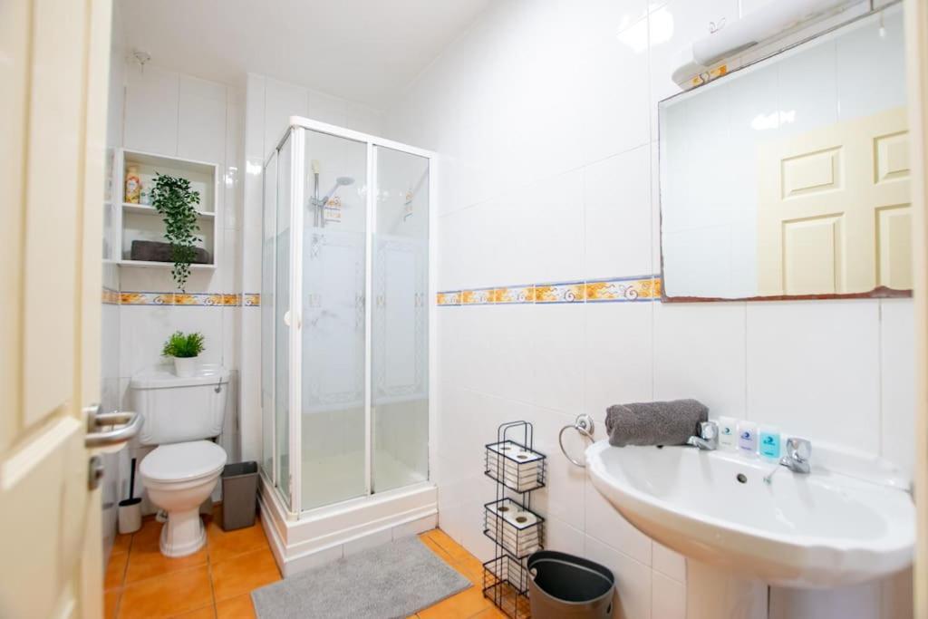 74 - 4 Bed Townhouse With Parking By Shortstays Galway
