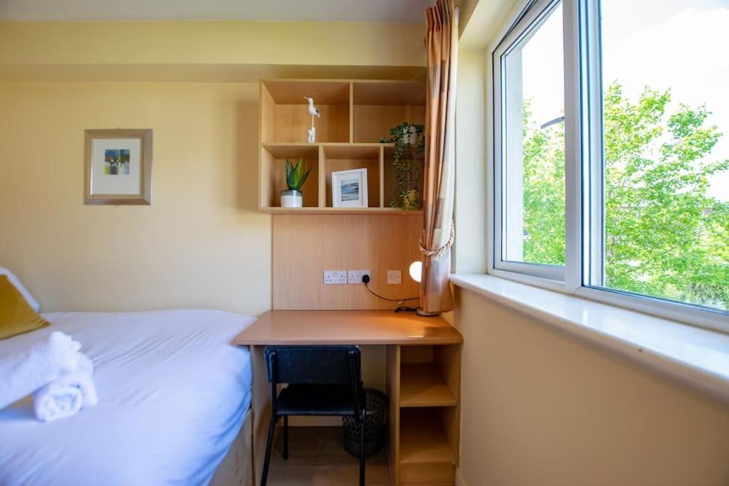 74 - 4 Bed Townhouse With Parking By Shortstays Holiday home