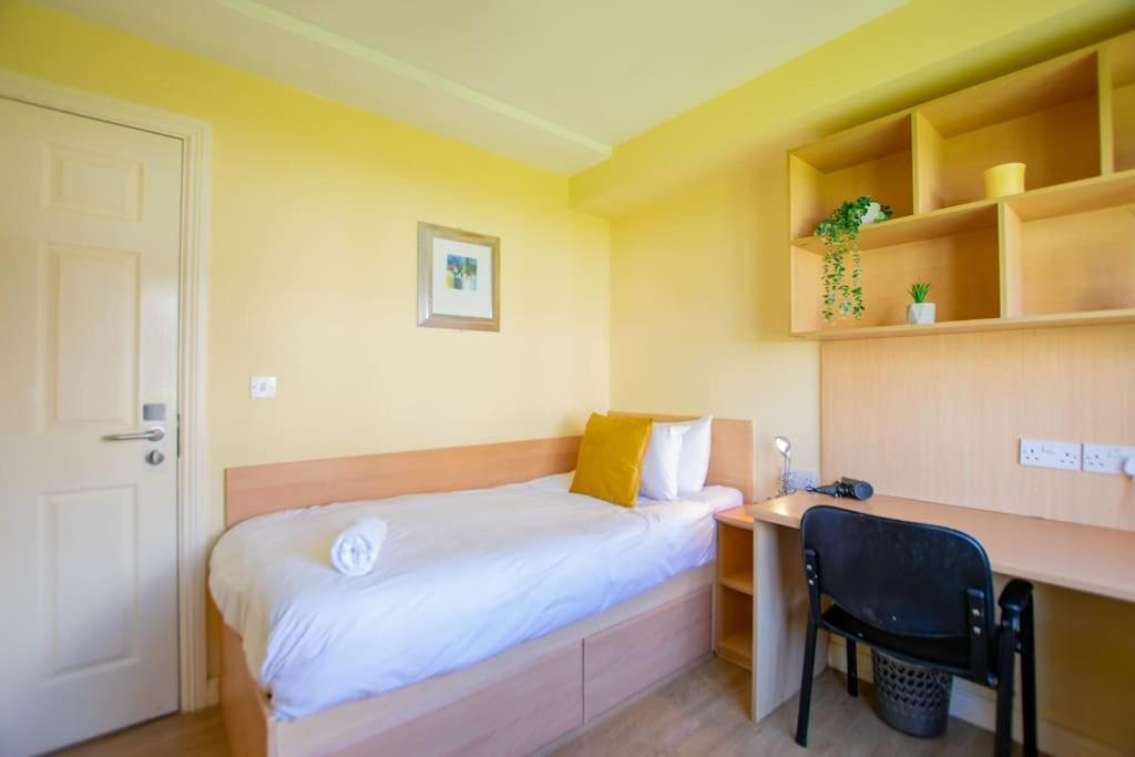 74 - 4 Bed Townhouse With Parking By Shortstays Holiday home *