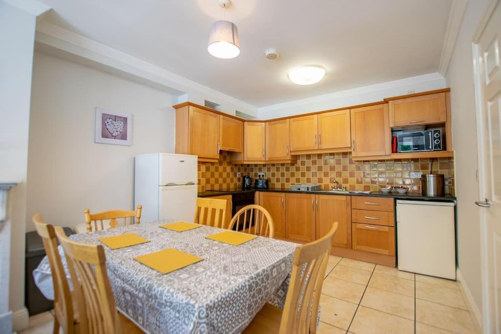 Holiday home 74 - 4 Bed Townhouse With Parking By Shortstays *