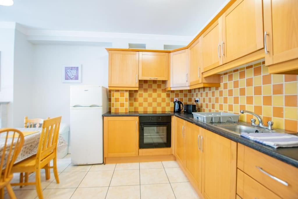 74 - 4 Bed Townhouse With Parking By Shortstays Holiday home *