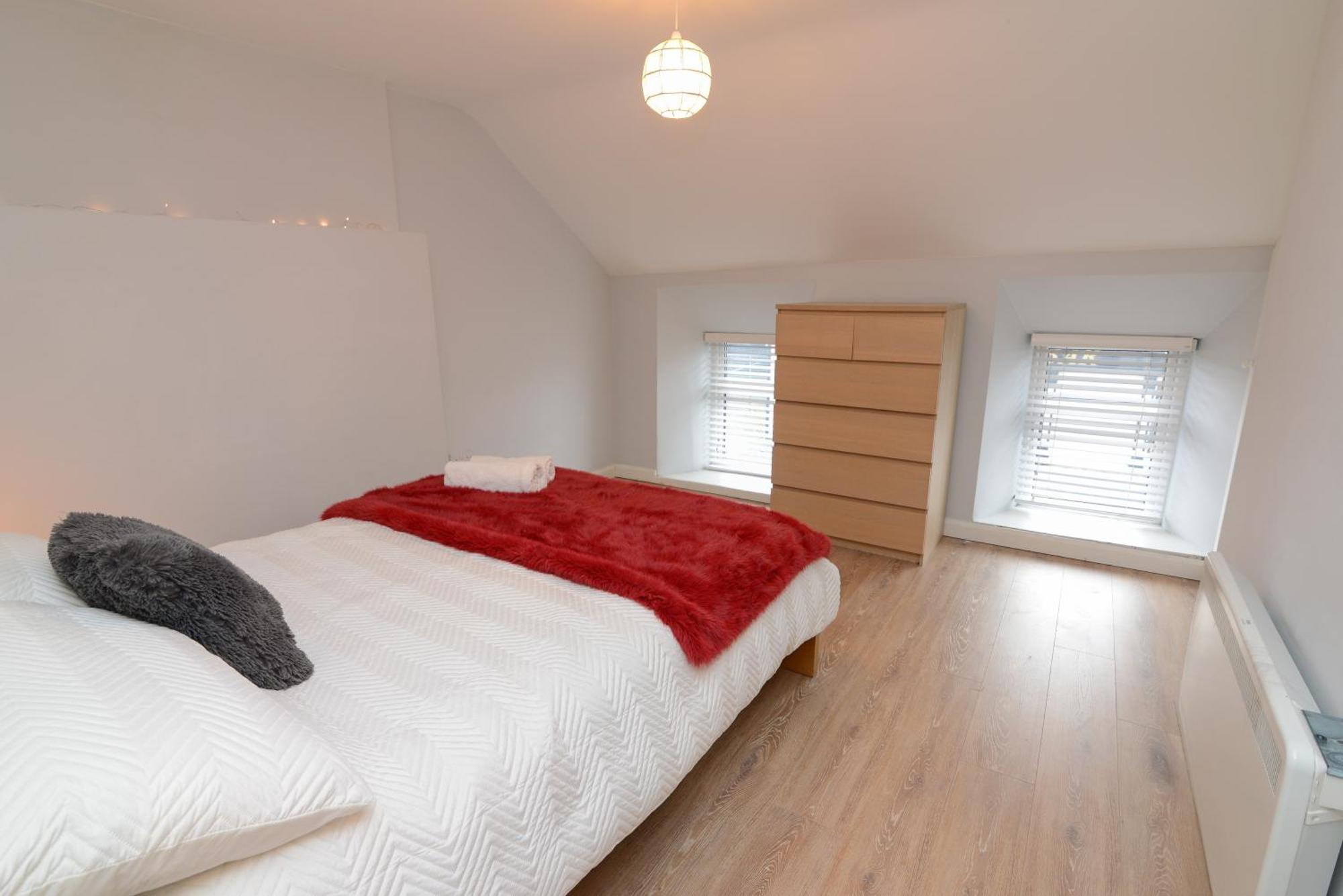 The Red Keep Fab Location - Two Bed - Two Bathrooms -townhouse *
