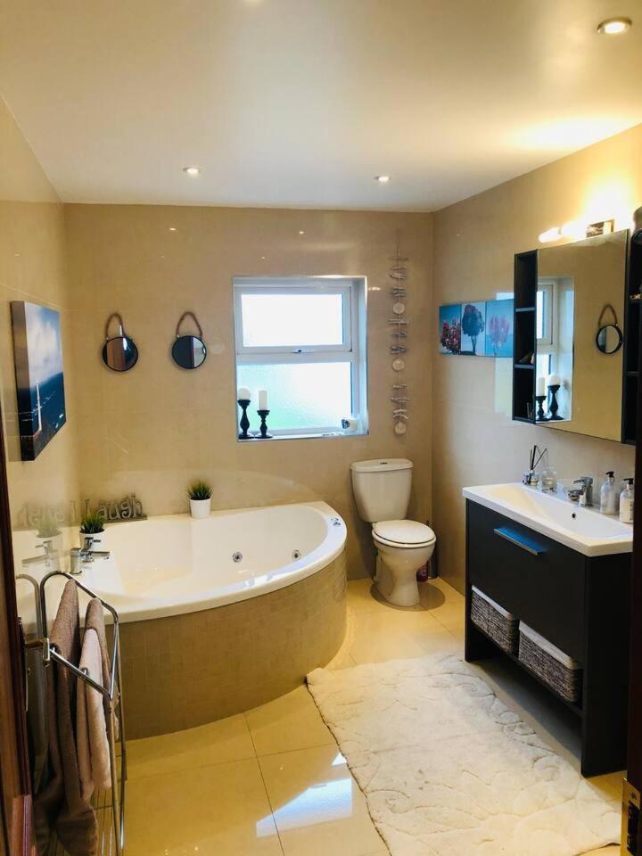 Connemara. 3 Bedroom, 8 Bed,