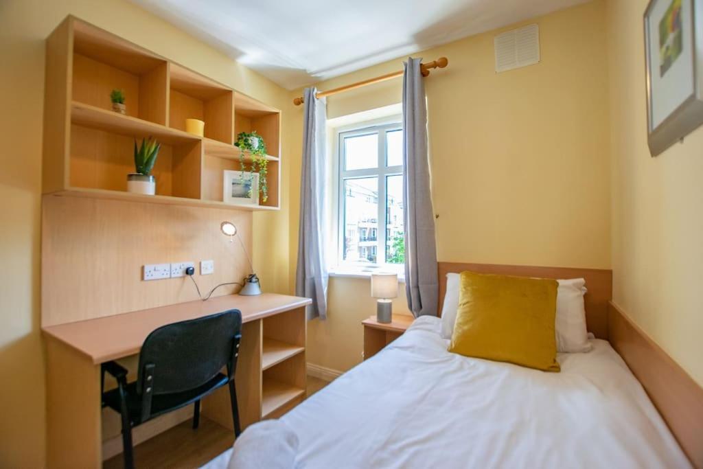 105 - Lovely Townhouse By Shortstays *