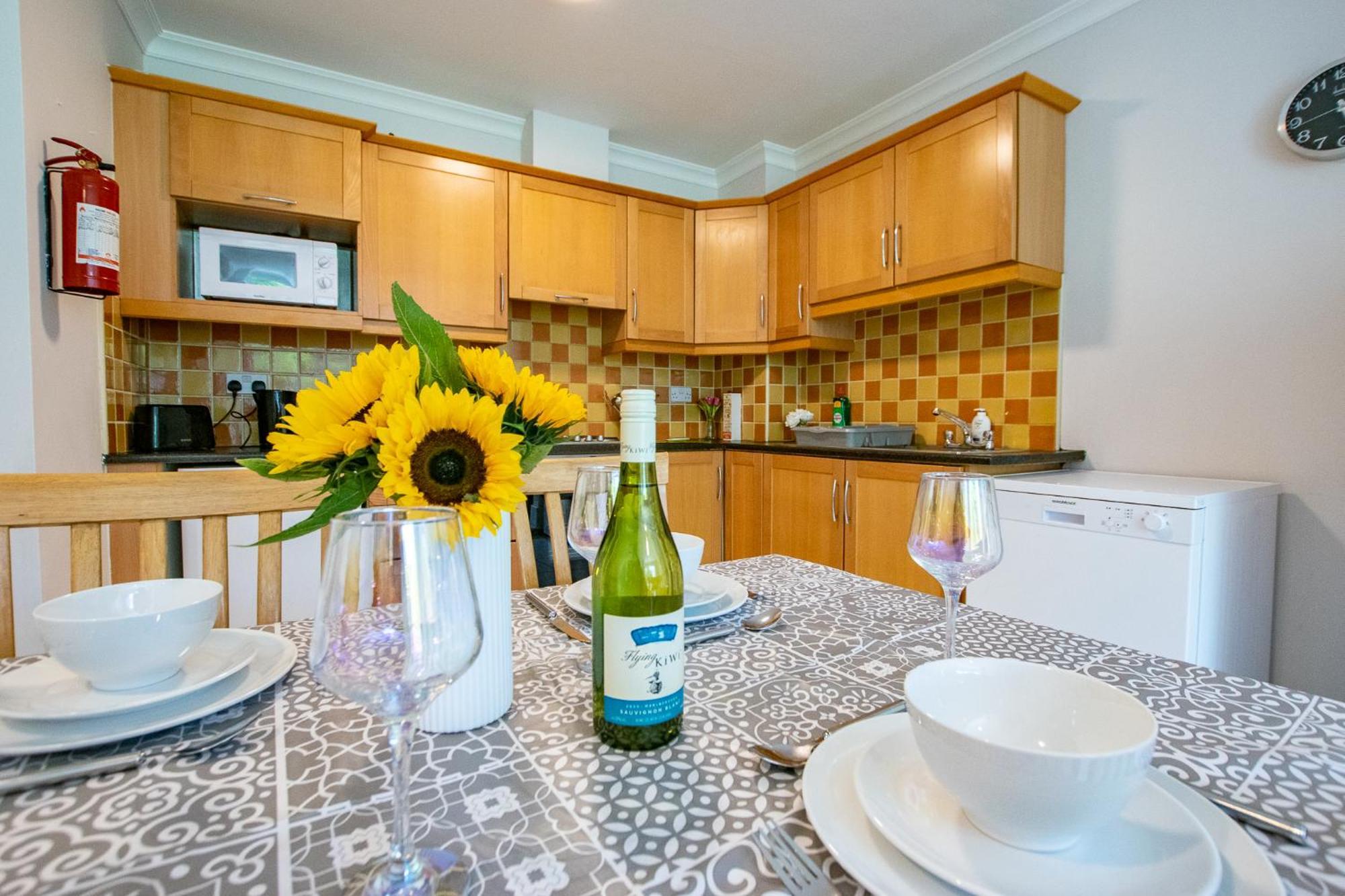 66 - Large Townhouse By Shortstays