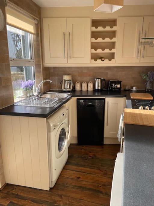 Charming House On Taylors Hill With Free Parking