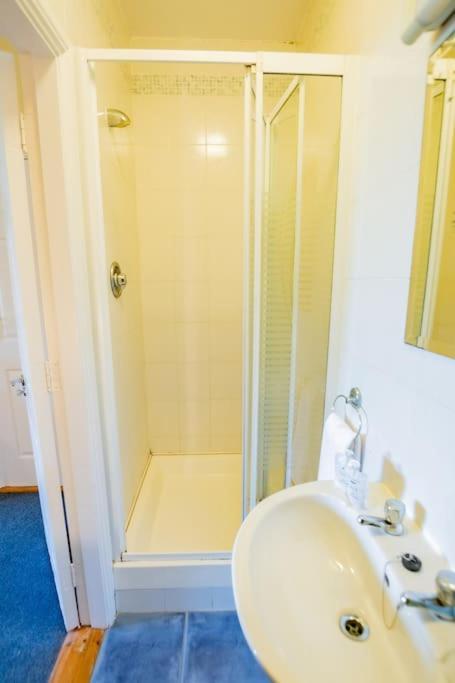 Apartment 68 - Spacious & Budget Friendly By Shortstays *