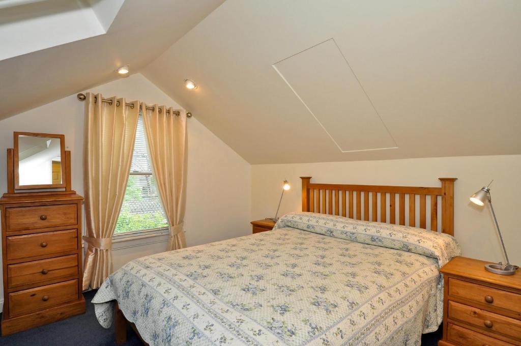 Ash Grove House 2*