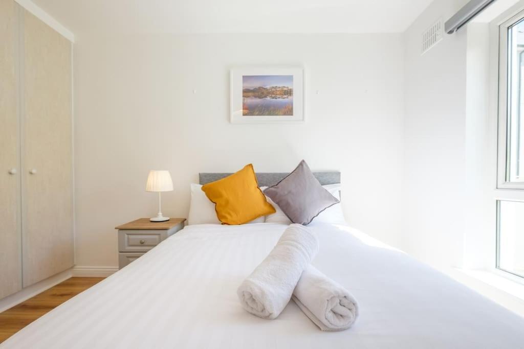 Stylish & Modern 6-bed Townhouse W/parking *