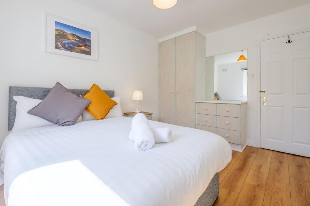 Stylish & Modern 6-bed Townhouse W/parking *