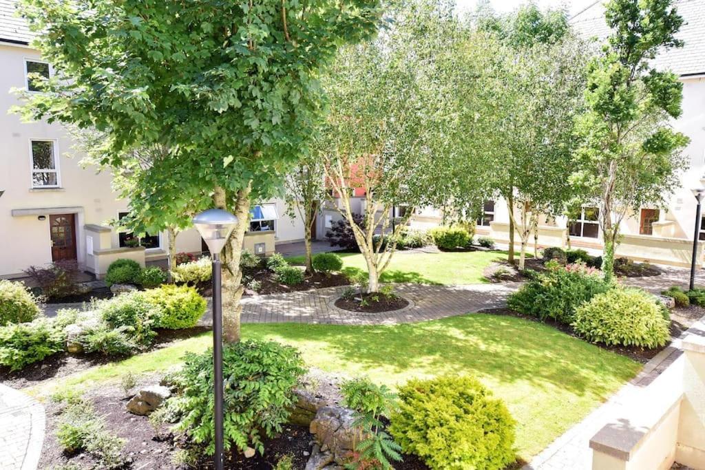 Stylish & Modern 6-bed Townhouse W/parking Galway