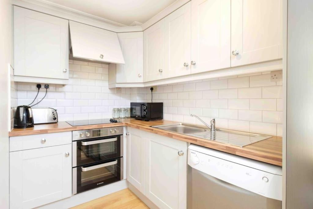 Stylish & Modern 6-bed Townhouse W/parking * Galway