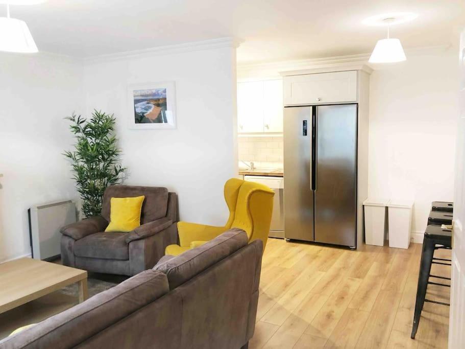 Stylish & Modern 6-bed Townhouse W/parking Apartment
