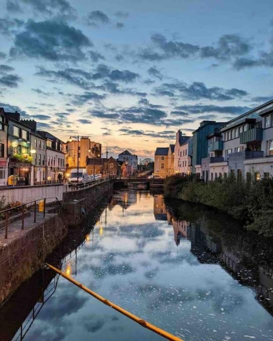 Modern Canal View Home, In Centre, Sleeps 8 * Galway