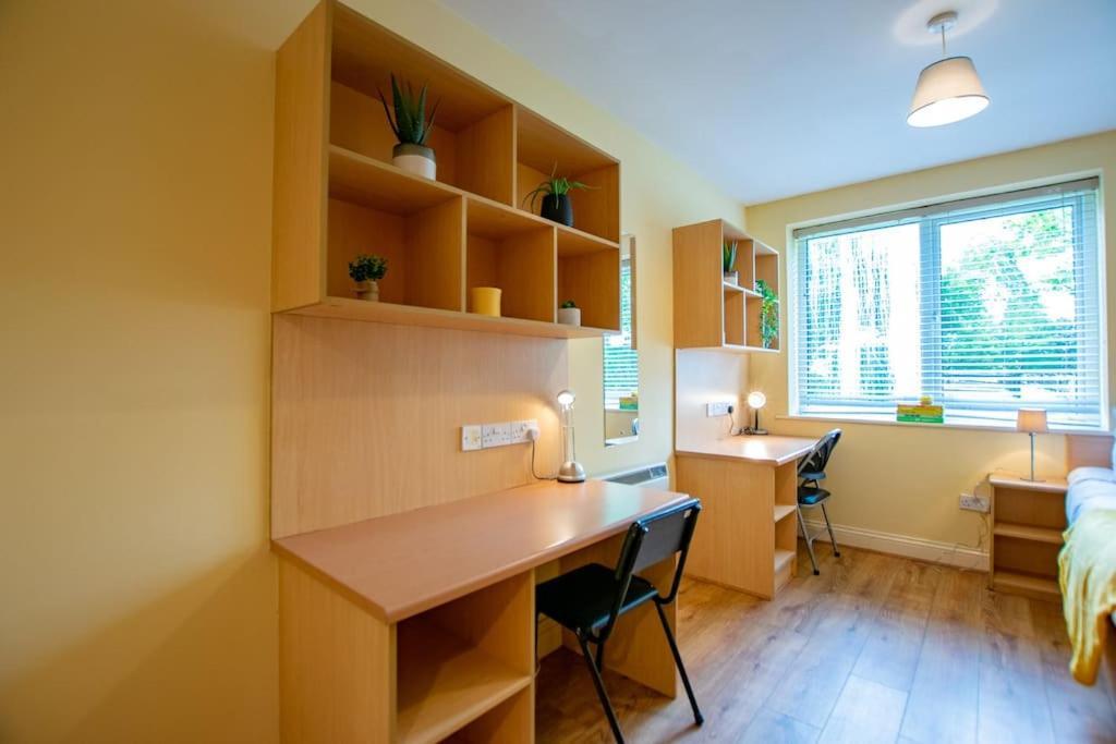 16 - Spacious With Parking Apartment Galway