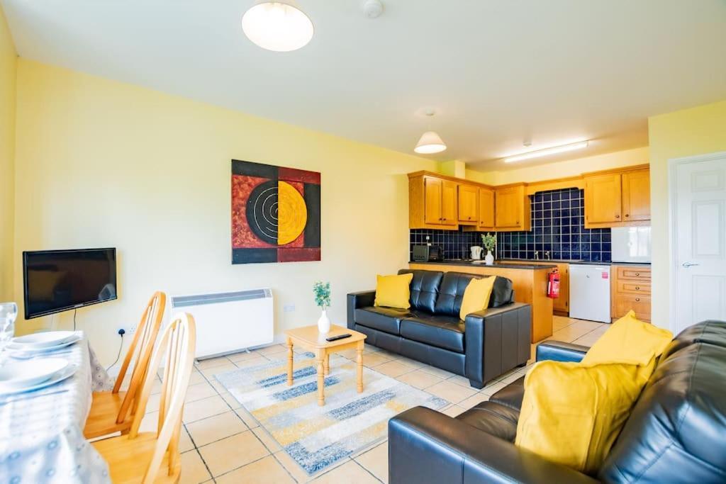 55 - Spacious Three Bed With Parking *