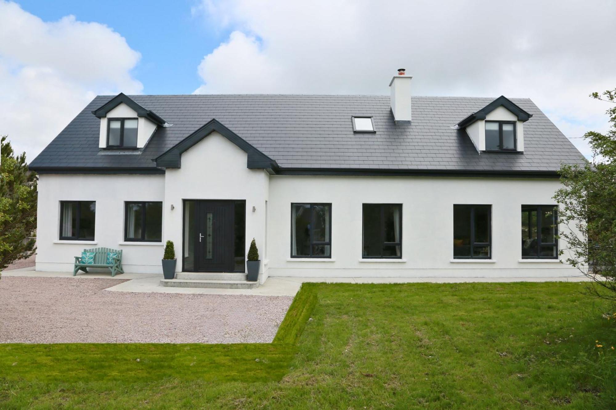 Villa Luxury 6 Bedroom Spiddal Villa, Jacuzzi, Balcony *