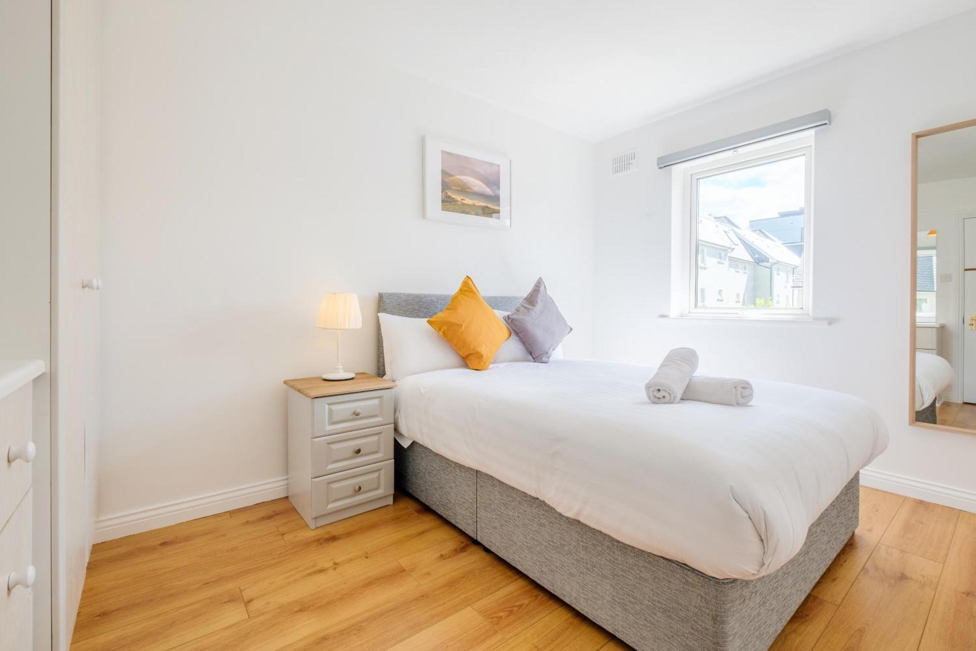 Stylish & Modern 6-bed Townhouse W/parking * Galway