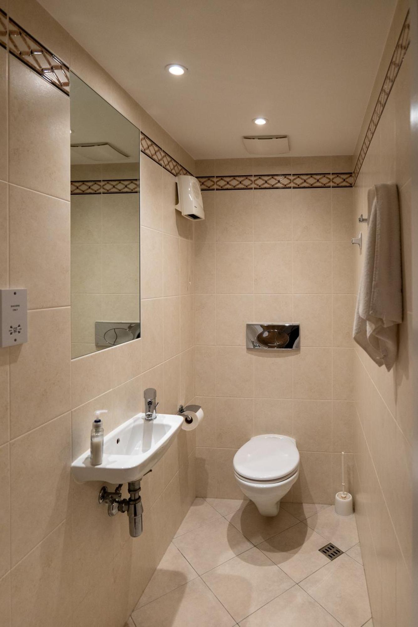 Geata Na Cathrach - Lakeside Apartment *