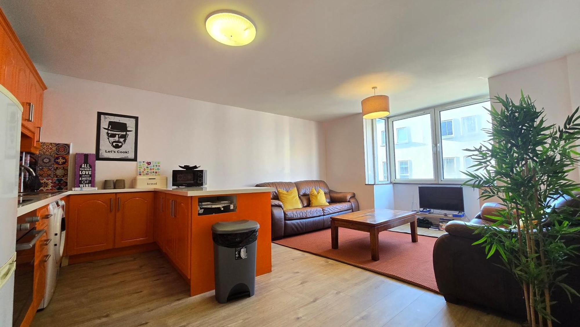 Colourful Centre Hideaway, Sleeps 6 Galway
