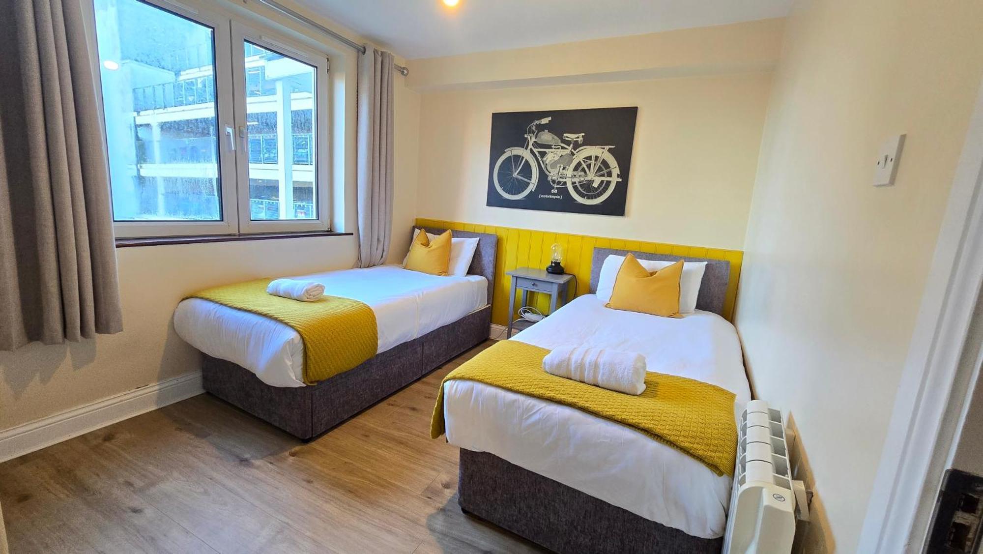 Colourful Centre Hideaway, Sleeps 6 Apartment Galway