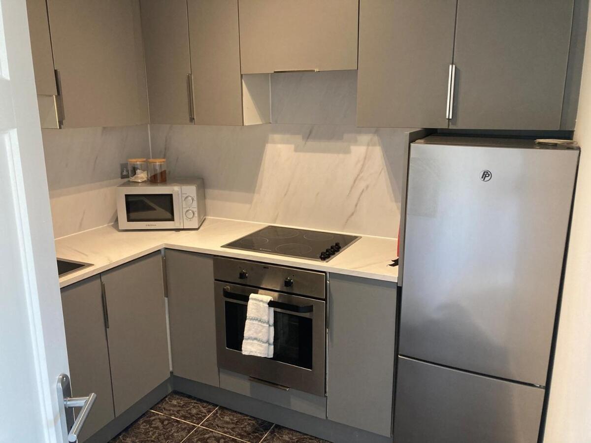 Modern And Spacious Apt6 - Sleeps 6 - Free Parking Apartment