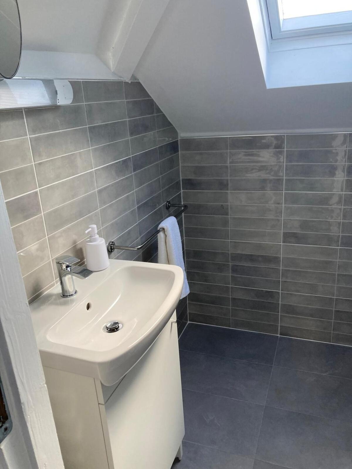 Apartment Modern And Spacious Apt6 - Sleeps 6 - Free Parking