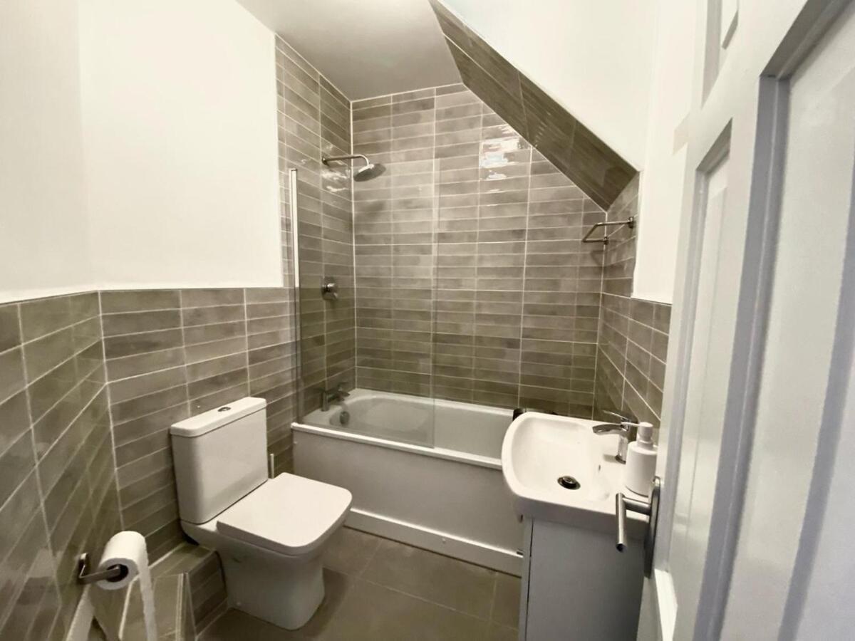 Modern And Spacious Apt6 - Sleeps 6 - Free Parking Apartment Galway