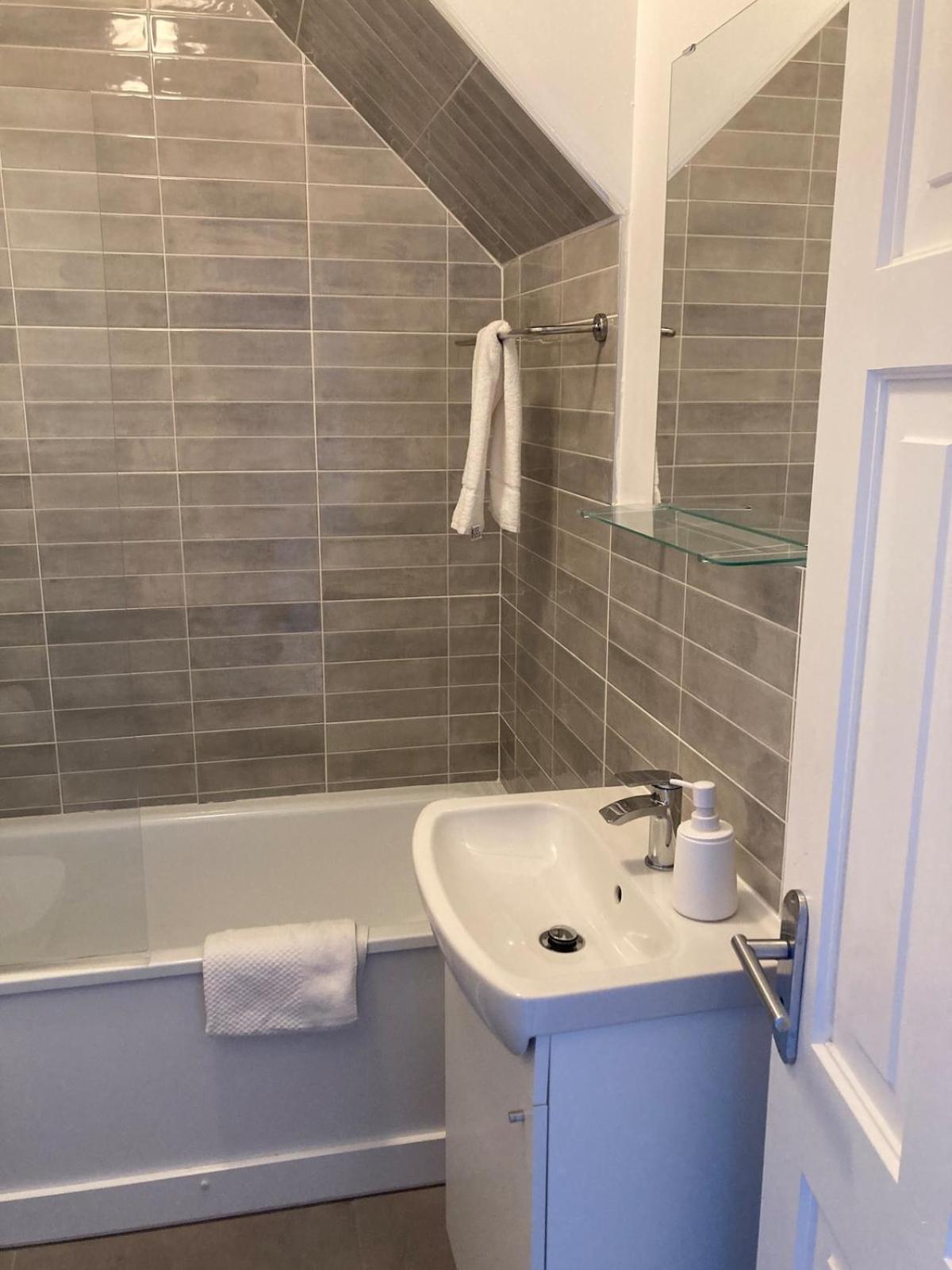 Modern And Spacious Apt6 - Sleeps 6 - Free Parking