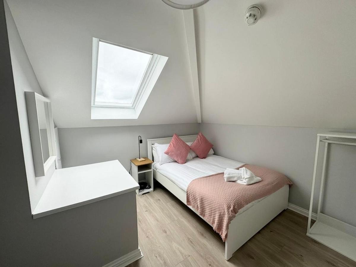 Modern And Spacious Apt6 - Sleeps 6 - Free Parking Apartment *