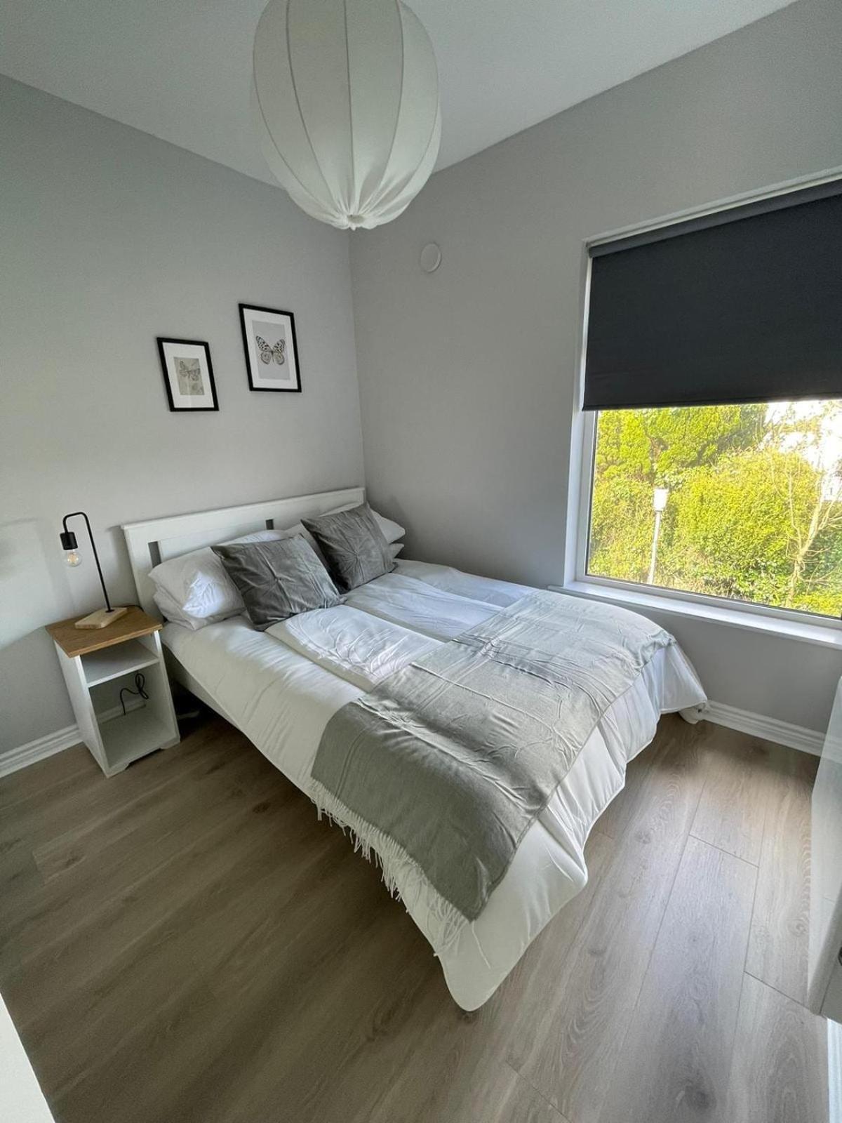Modern And Spacious Apt6 - Sleeps 6 - Free Parking *